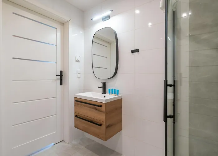 Fabryczna By Bookinghost *